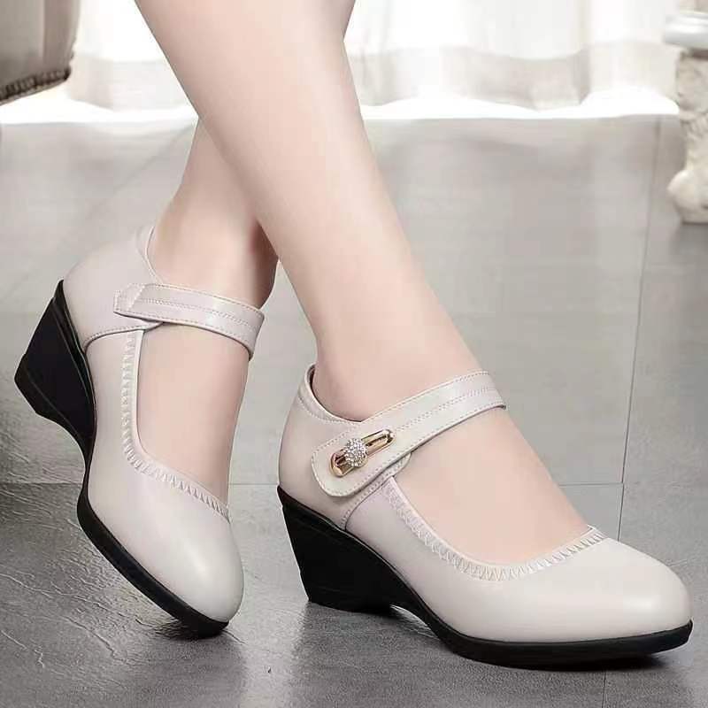 Soft-soled baby girl's leather shoes